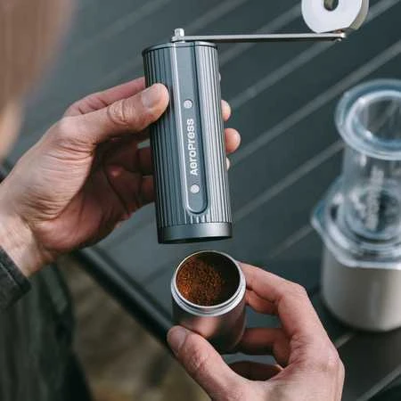 Kavamalė AeroPress - Młynek rankinis pilka