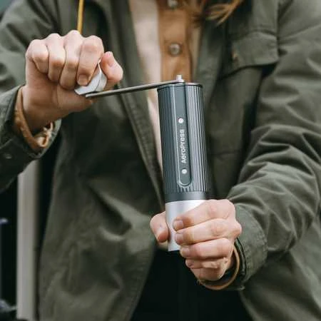 Kavamalė AeroPress - Młynek rankinis pilka