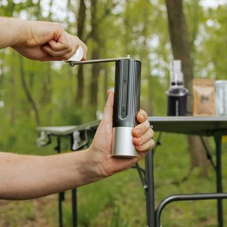 Aeropress rankinė kavamalė malimo proceso metu