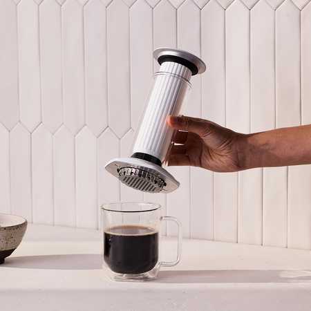„AeroPress Premium“ – stiklinis kavos virimo aparatas, baltas