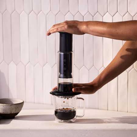 „AeroPress Premium“ – stiklinis kavos virimo aparatas, juodas