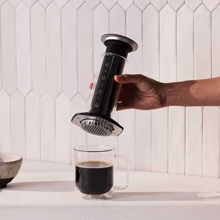 „AeroPress Premium“ – stiklinis kavos virimo aparatas, juodas