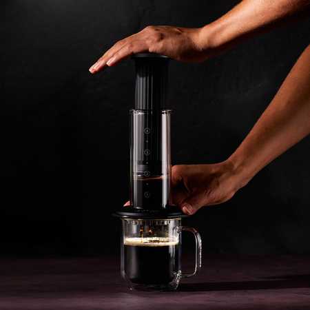 „AeroPress Premium“ – stiklinis kavos virimo aparatas, juodas