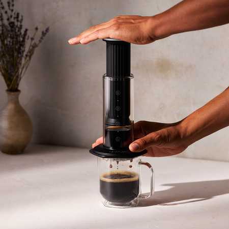„AeroPress Premium“ – stiklinis kavos virimo aparatas, juodas