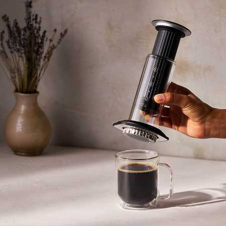 „AeroPress Premium“ – stiklinis kavos virimo aparatas, juodas