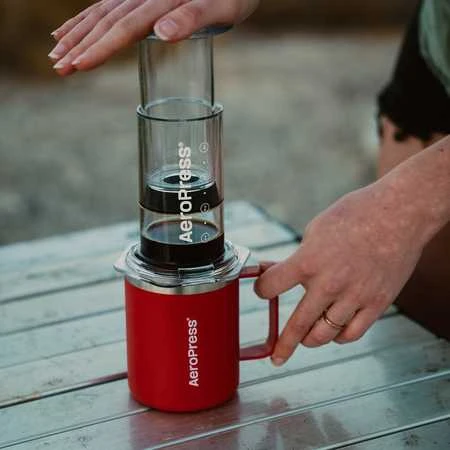 AeroPress kavos ruošimas raudoname puodelyje