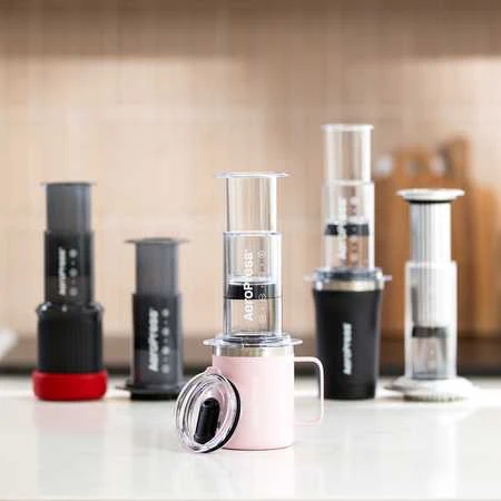 Rožinis AeroPress kelioninis puodelis su dangteliu