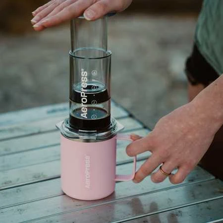 AeroPress kavos ruošimas rožiniame puodelyje