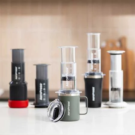 Žalias AeroPress kelioninis puodelis su kavos presu