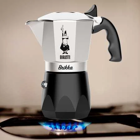 Bialetti Brikka kavinukas ant viryklės