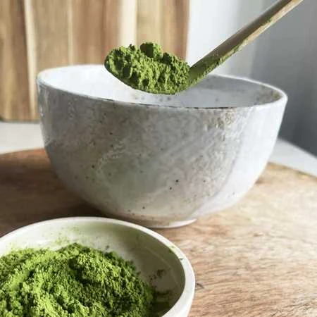 Chashaku matcha šaukštelis su milteliais