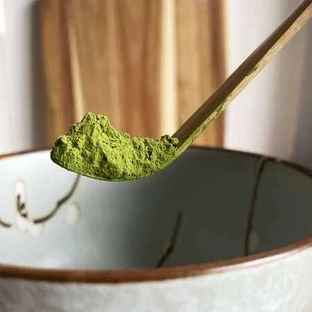 Bambukinis Chashaku šaukštelis su matcha arbata