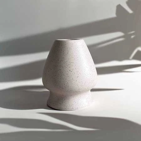 Matcha šluotelės laikiklis su taškuota tekstūra