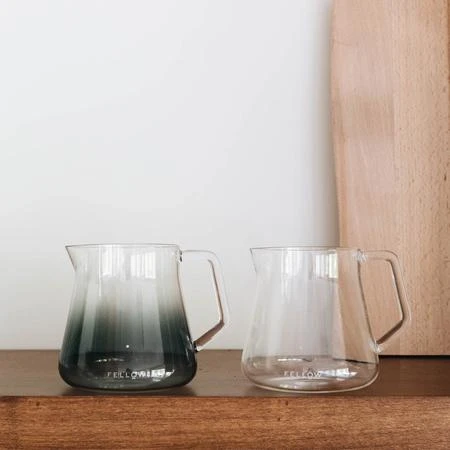 „Fellow Fellow Mighty Small Glass Carafe“ – rūkyto stiklo serveris