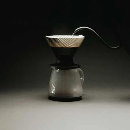 Hario V60 kavinukas su pilamo vandens srovele