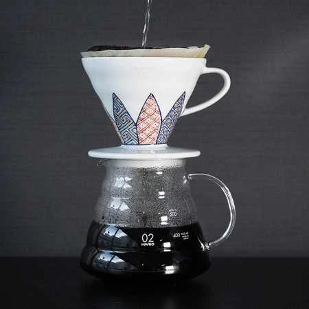 Hario V60 Tachikichi lašintuvas su ornamentais ruošiant kavą