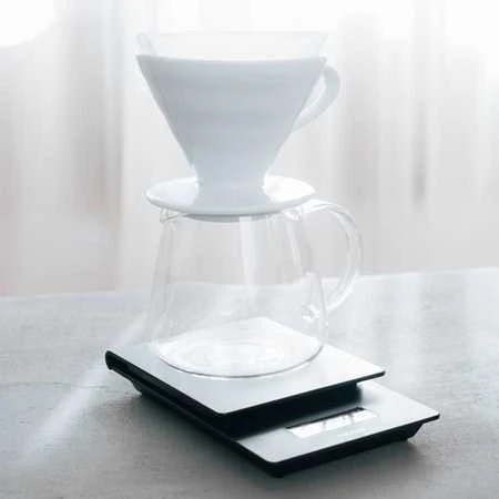 Hario V60 kavinukas su stikliniu ąsočiu ir svarstyklėmis