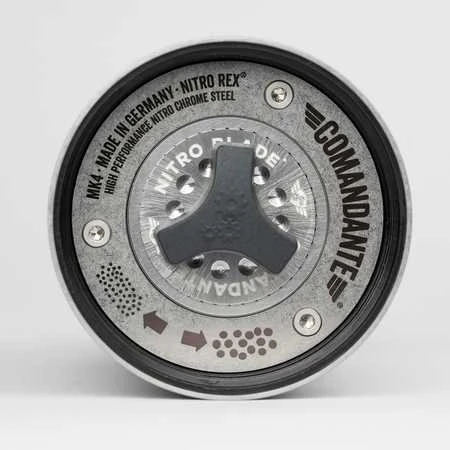 „Comandante C40 MK4 Lab“ serijos rankinis kavamalė su akmeniu ir nitro peiliukais