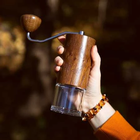 „Comandante C40 MK4 Vintage Oak Royal“ rankinis kavos malūnėlis