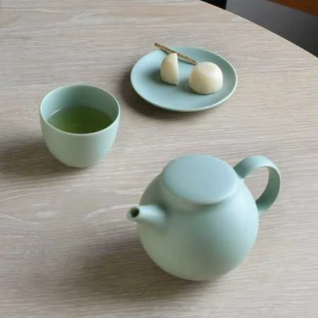 KINTO - PEBBLE arbatinukas su nerūdijančio plieno arbatos sieteliu - samanų žalia 480 ml