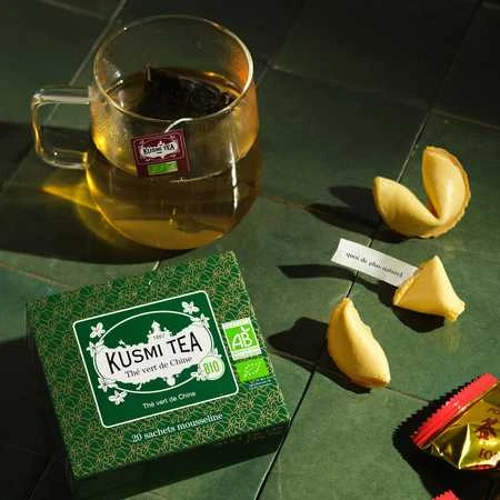Kusmi kiniška žalioji arbata su laimės sausainiais