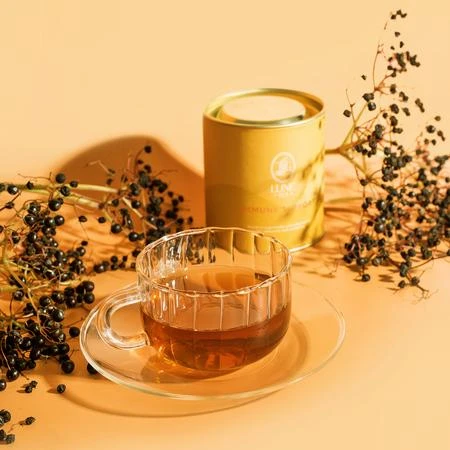 „Lune Tea“ arbata su šeivamedžio uogomis ir stiklinis puodelis