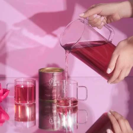 Lune Tea Pure Beauty arbatos pylimas į stiklinį puodelį