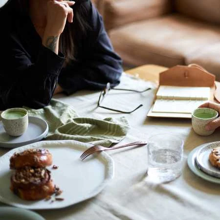 Matcha arbata keramikiniuose puodeliuose ant stalo