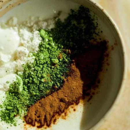 Shroom Matcha Latte miltelių ir pieno mišinys