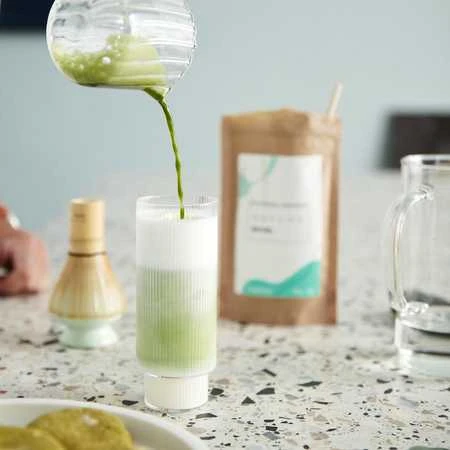 Tradicinė Matcha - pilama arbata stiklinėje