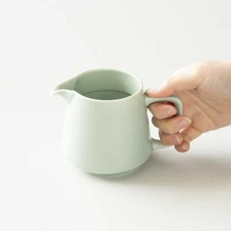 Matinės žalios spalvos ORIGAMI Aroma Server ąsotėlis rankoje