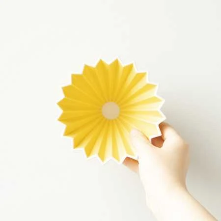 Origami M dripperis – geltonas vaizdas iš viršaus