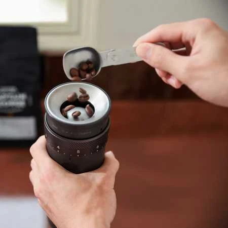 Kavamalė „OutIn Fino“ nešiojamas elektrinis kavos malūnėlis – „Tundra Brown“