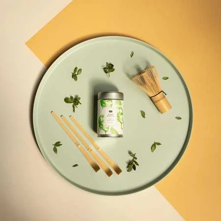 Matcha arbata su bambuko įrankiais ant padėklo