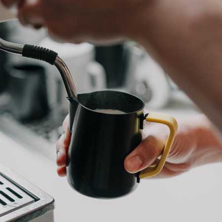 Rhinowares „Rhino Coffee Gear“ – silikoninė 600 ml pieno ąsočio rankena – geltona