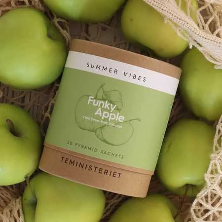 Teministeriet Funky Apple arbatos pakuotė tarp obuolių