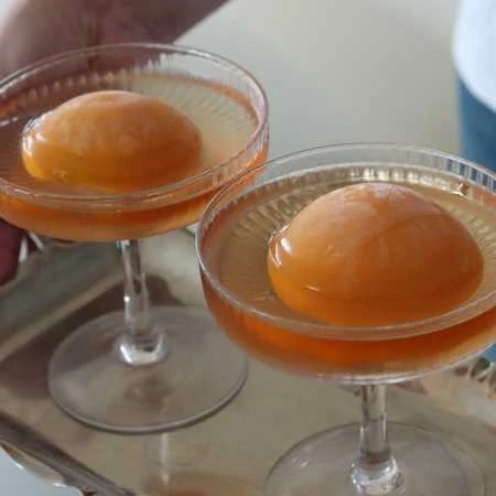 Summer Vibes Sweet Peach arbata stiklinėse taurėse