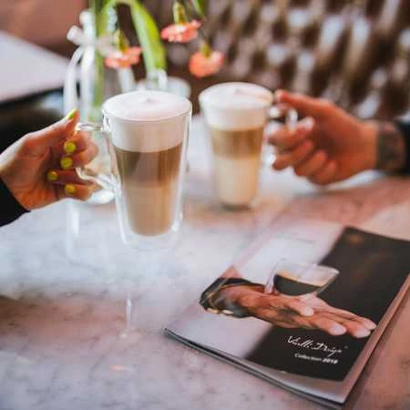Vialli Design dvisienės stiklinės su latte kava