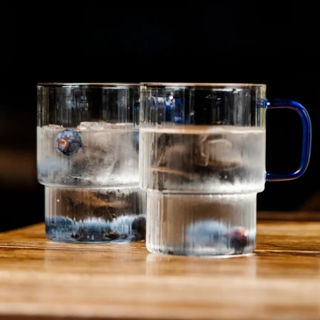 Vialli Design Puodeliai Dvi briaunuotos stiklinės su mėlyna rankena 350ml (1791)