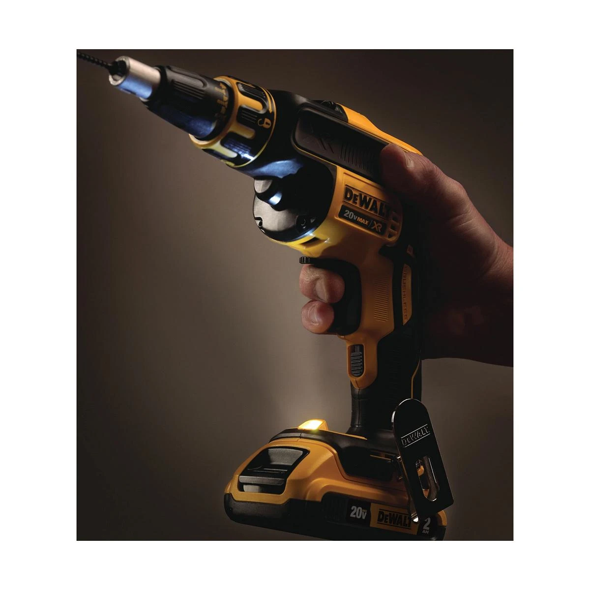 Juostinis suktuvas DeWalt DCF620D2-QW; 18 V; 2x2,0 Ah akum.