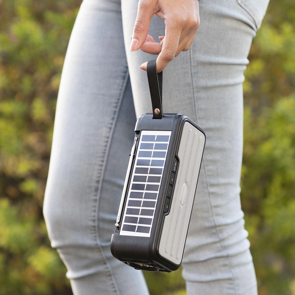 Belaidis garsiakalbis su saulės energijos įkrovimu ir LED žibintuvėliu Sunker InnovaGoods