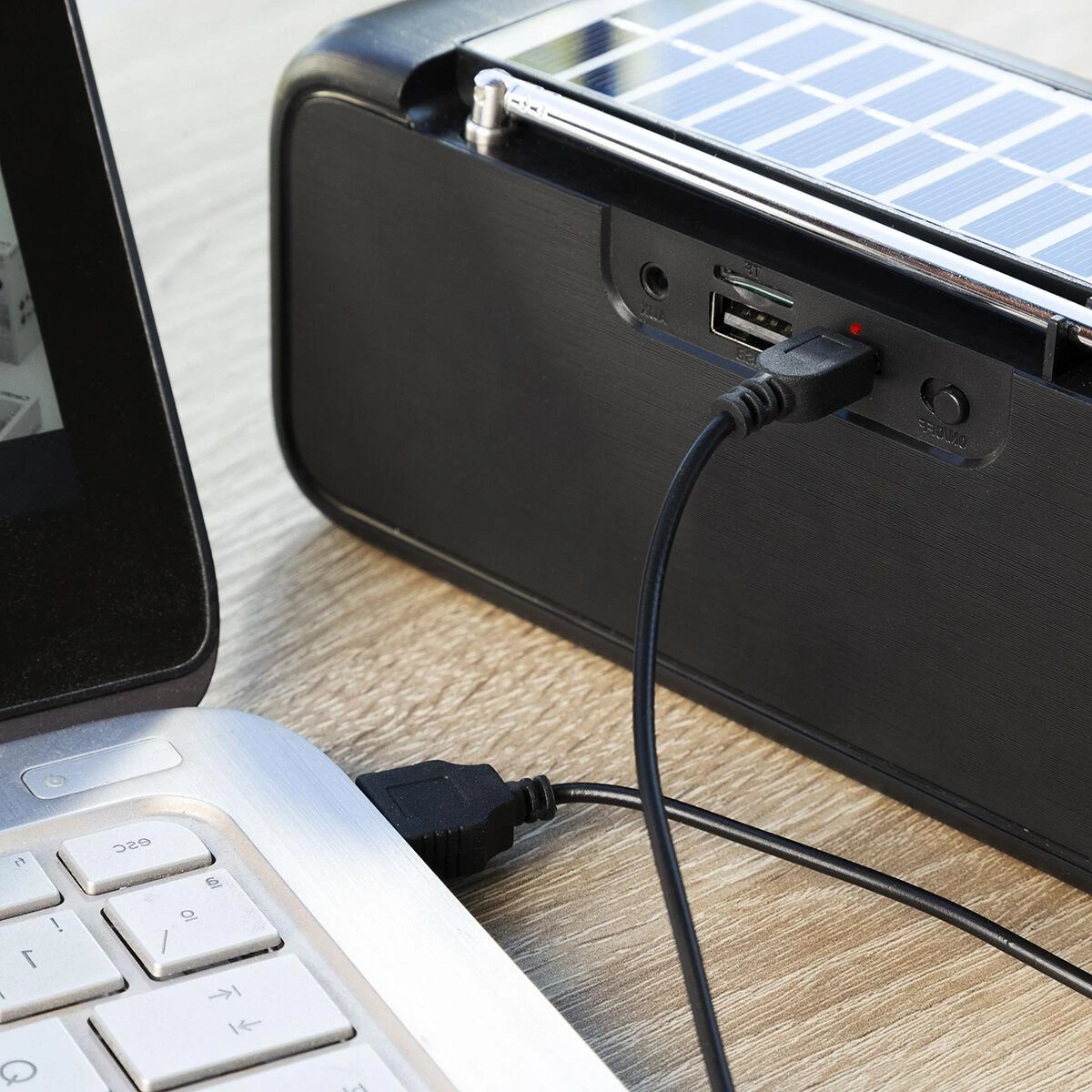 Belaidis garsiakalbis su saulės energijos įkrovimu ir LED žibintuvėliu Sunker InnovaGoods