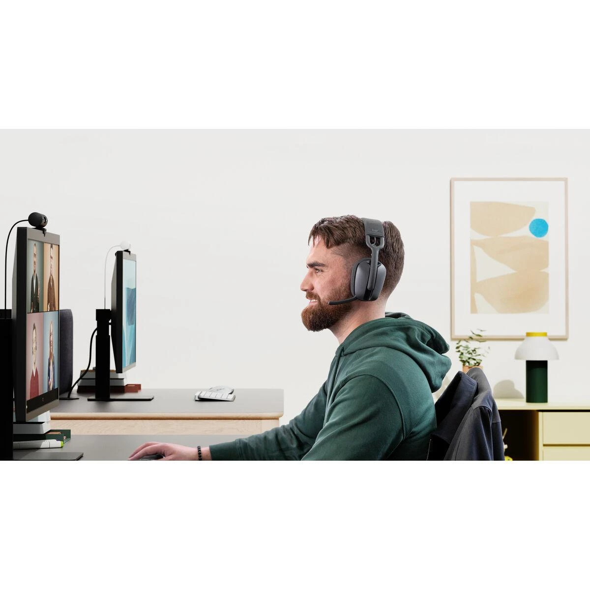 Logitech Zone Vibe pilkos ausinės naudojimo metu
