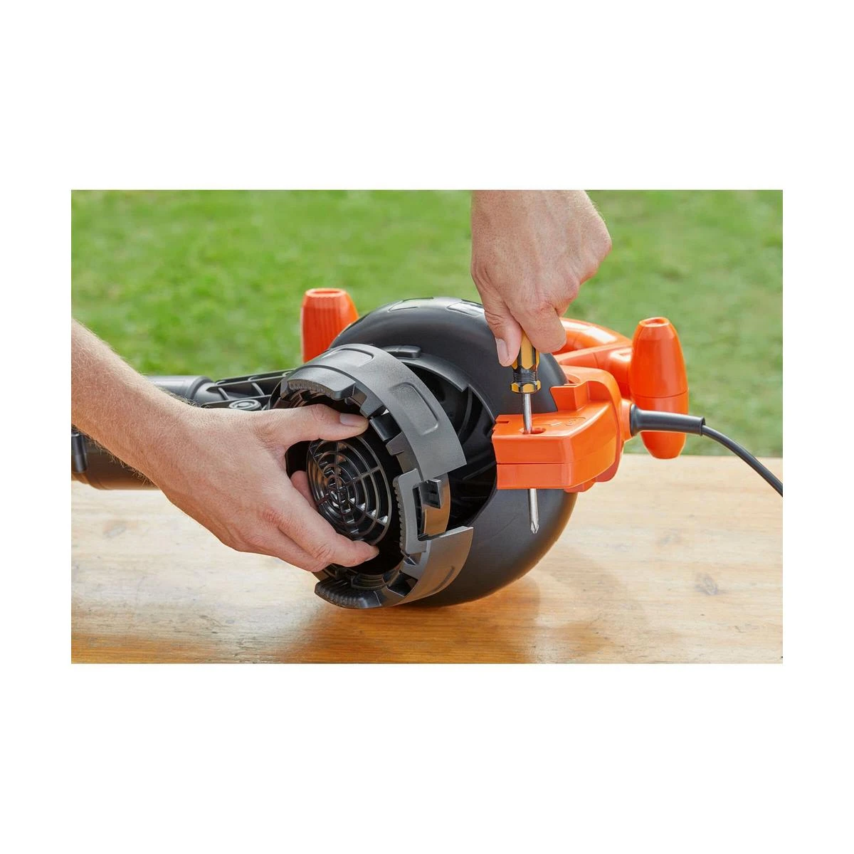 Lapų siurblys-pūstuvas Black & Decker BEBLV260