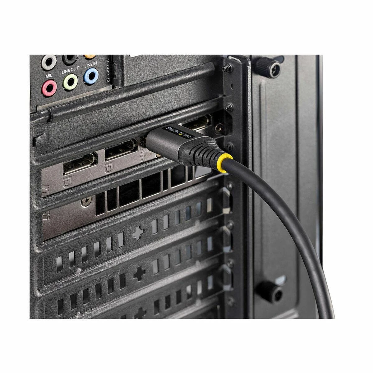 HDMI laidas jungtyje prie kompiuterio korpuso