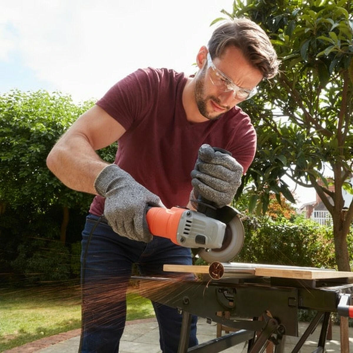 Black & Decker Juodas & Decker Juodas & DECKER Angle grinder | BEG010-QS | 710 W | 115 mm