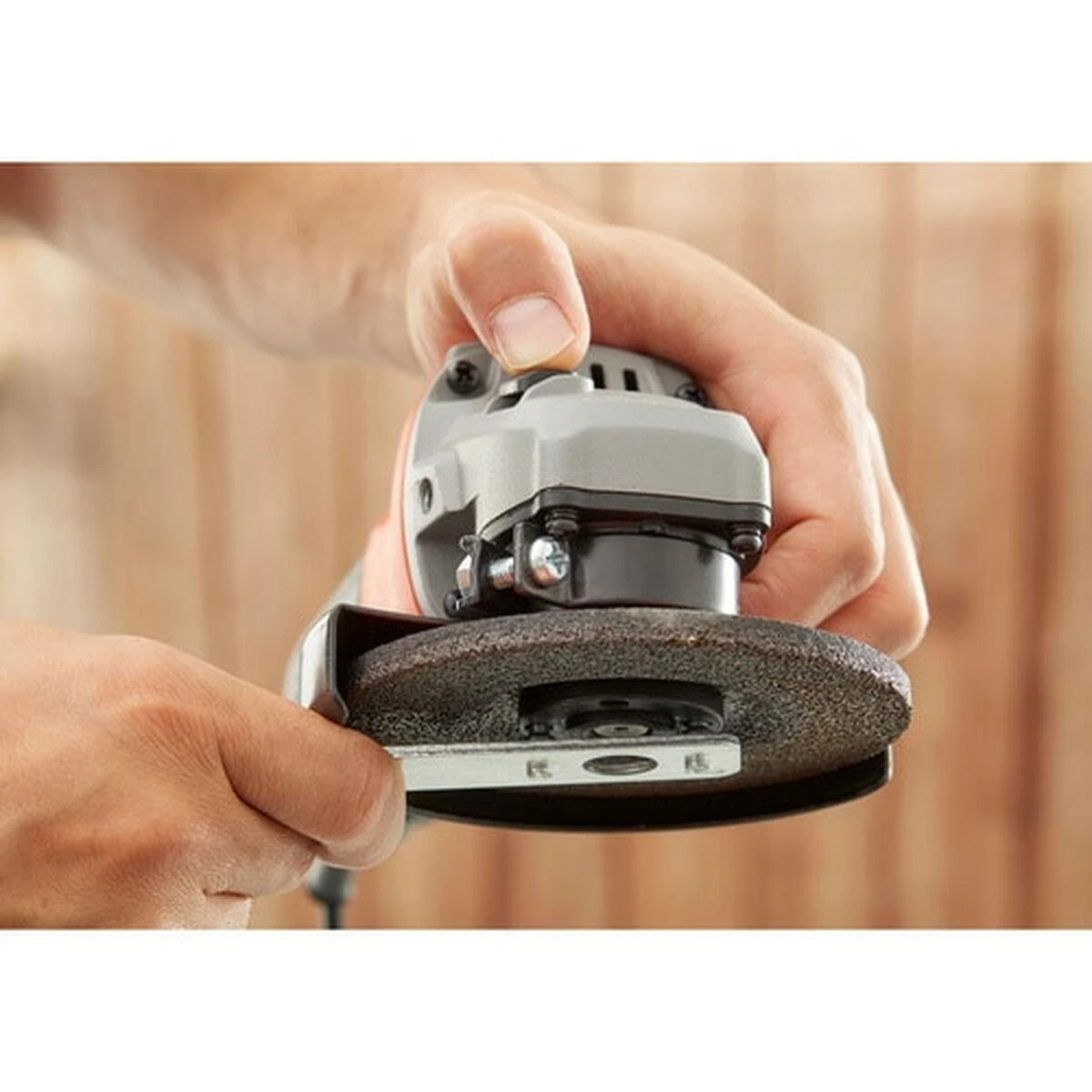 Black & Decker Juodas & Decker Juodas & DECKER Angle grinder | BEG010-QS | 710 W | 115 mm