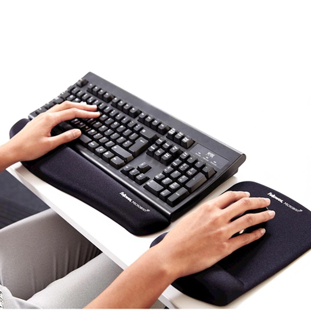 Kilimėlis pelei su riešo atrama FELLOWES PlushTouch™ (9252003), juoda sp.