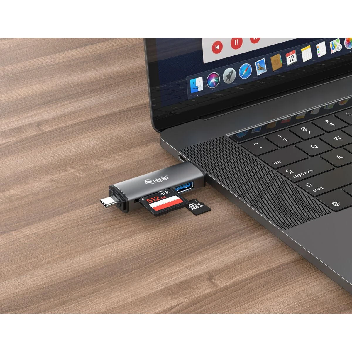 Equip skaitytuvas su USB-C prijungtas prie nešiojamojo kompiuterio
