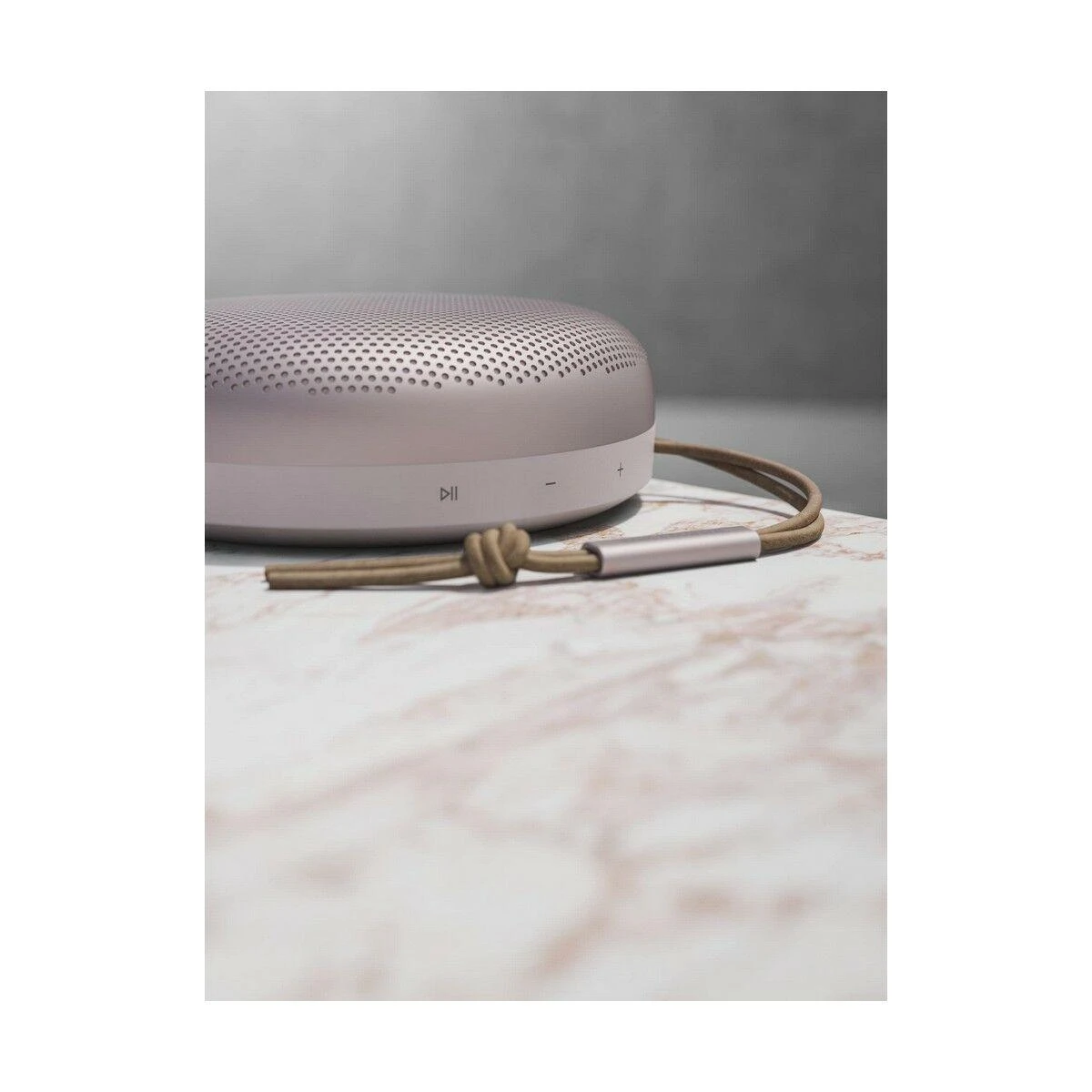 Bang & Olufsen Beosound A1 2nd Gen Nešiojama belaidė Bluetooth kolonėlė su balso asistentu, Rožinė